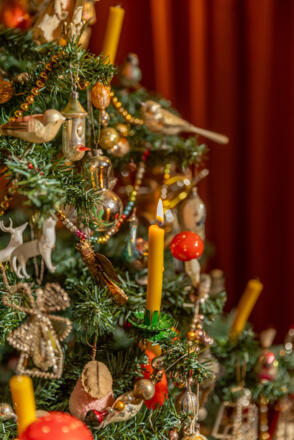 Christbaum mit echten Kerzen in Sankt Lukas, Bad Wörishofen