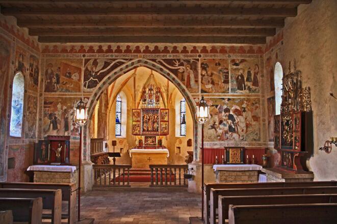 Der Innenraum der Streichenkirche mit Altar.