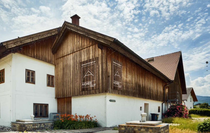 Das gro%c3%9fz%c3%bcgige Ensemble des Aicherguts Seewalchen %c2%a9 Aichergut GmbH.