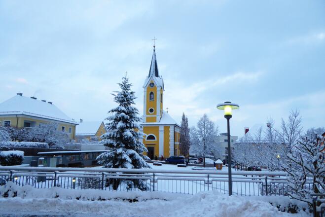 Pfarrkirche Alberndorf mit Christbaum