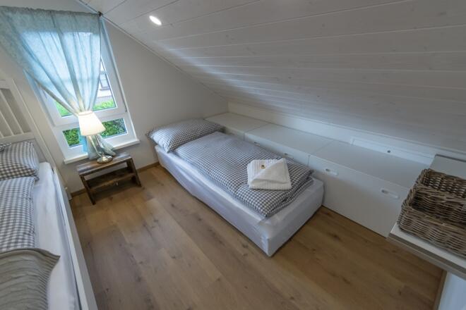 Einzelbett im Schlafzimmer der Obergeschosses