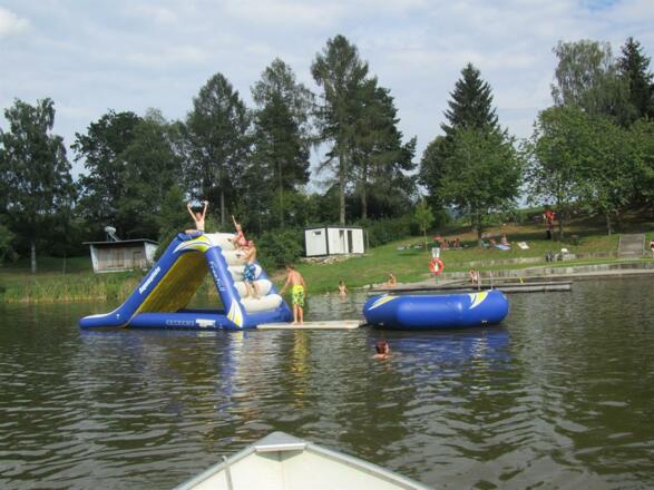 Wasserrutsche und Trampolin