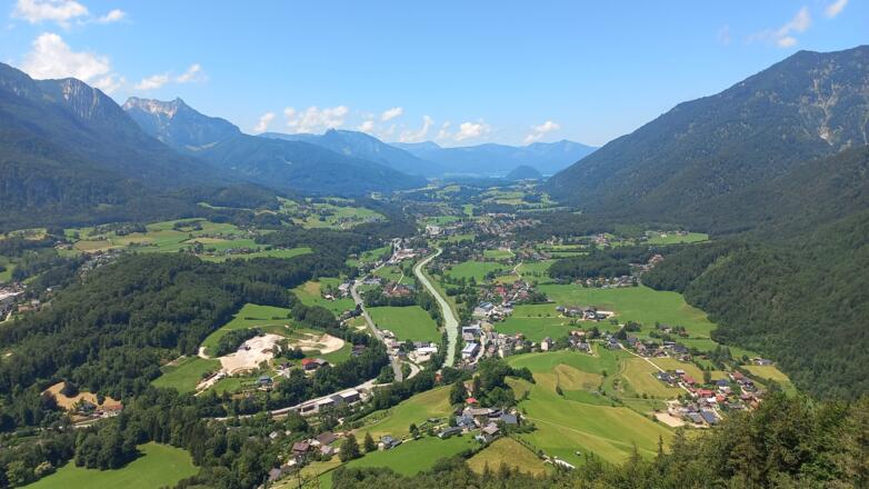 Das Tal der Ischl zum Wolfgangsee vom Gipfel aus gesehen am 30. Juni 2022