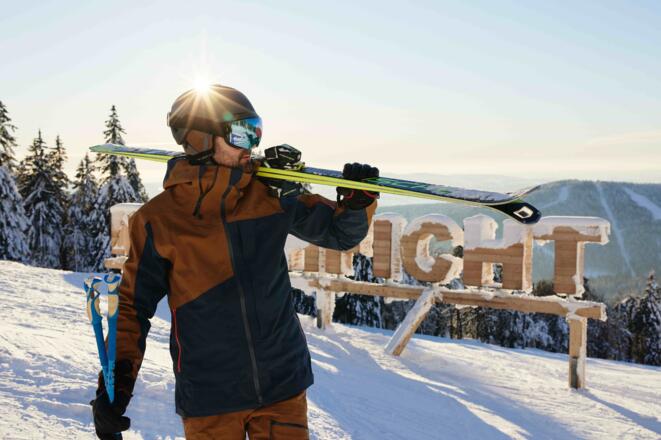 HochfichtWinterSkifahrerGegenlicht_OberoesterreichTourismusGmbHStefanMayerhofer