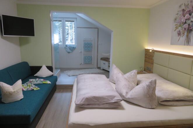 Schlafzimmer mit Doppelbett