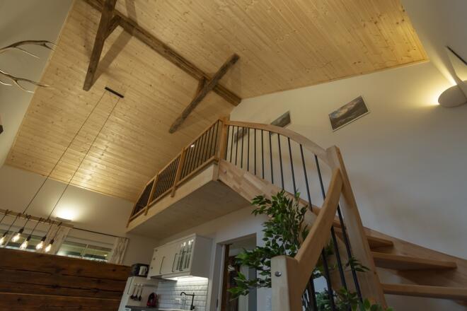 Galerie und Holztramdecke