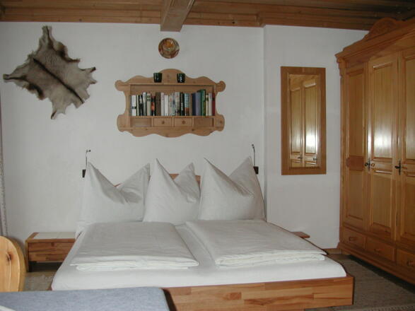 Schlafzimmer mit Doppelbett