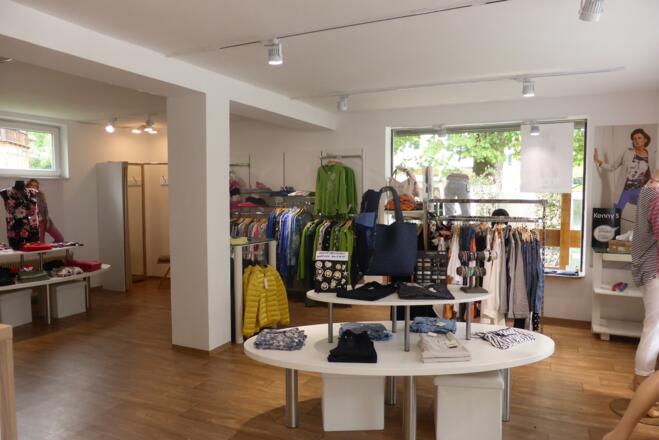 Fesch'n - Modeboutique für Damen - Innenansicht Süd