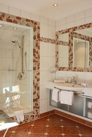 bad-dusche-waschbecken