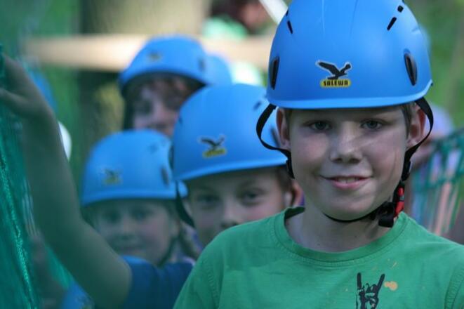 Kinder im Waldkletterweg