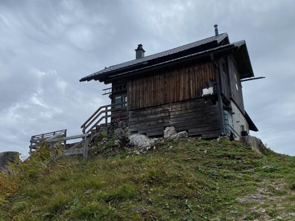 Einsam thront die zeitweise bewirtschaftete Raschberghütte