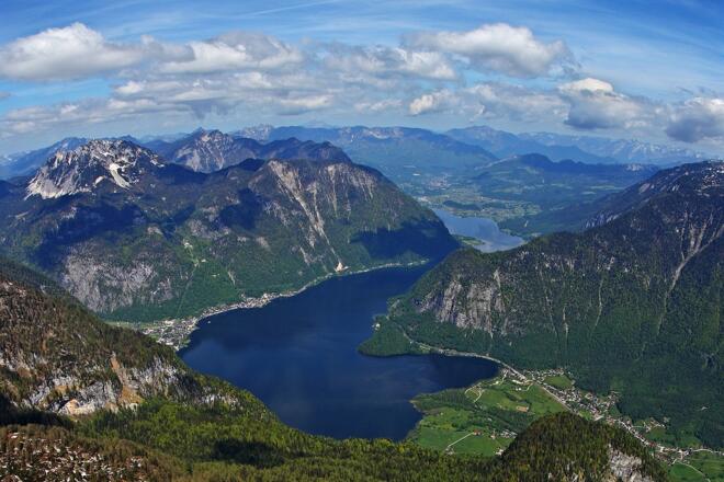 Blick auf die umliegenden Berge und den Hallstättersee vom Dachstein Krippenstein