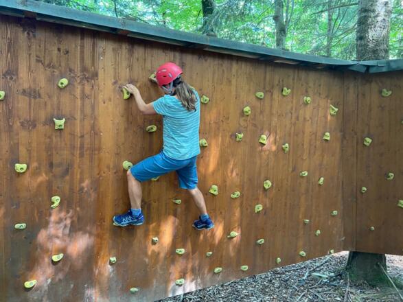 Kletterwand im Waldkletterweg