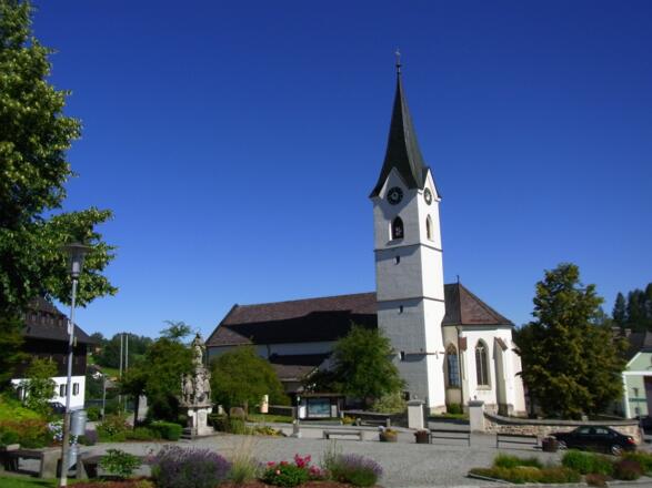 Kirche und Marktplatz im Sommer