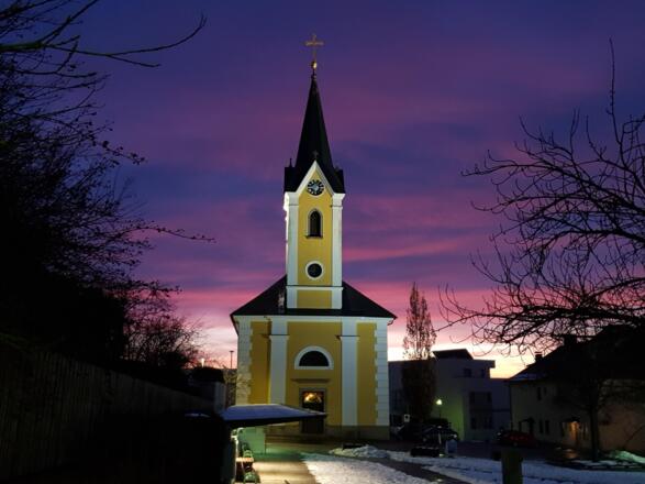 Pfarrkirche Alberndorf bei Sonnenaufgang