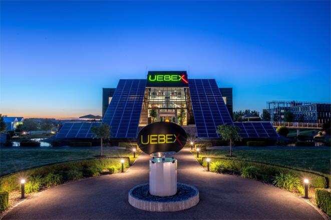 UEBEX Außenansicht bei Nacht