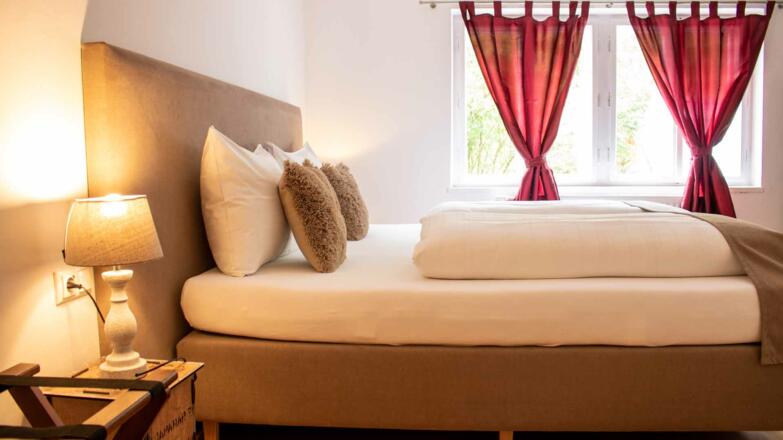 Doppelbett mit Nachttisch Fenix Hall Hallstatt