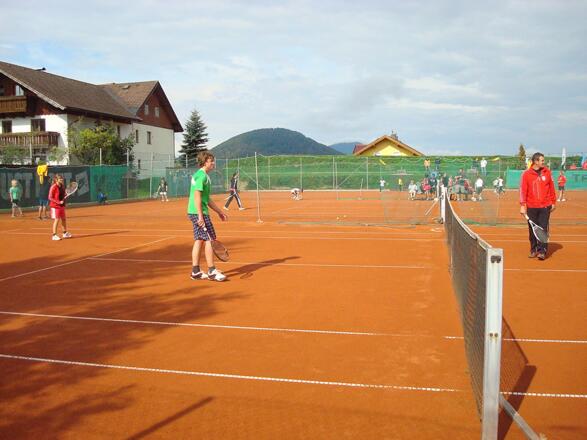 Tennis spielen auf den 3 schönsten Tennisplätze am Fuße des Kugelbergs