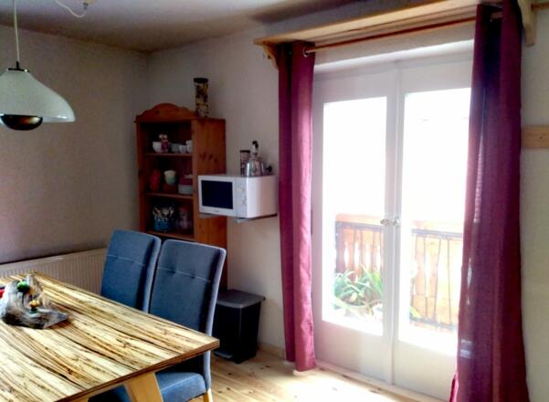 Essbereich mit Zugang zum Balkon