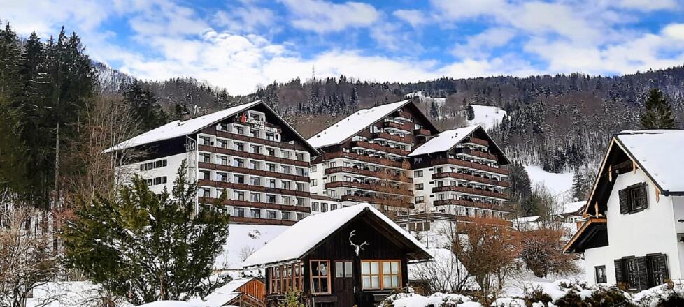 Winteransicht Hotel Dachstein mit Lebensfreude Appartement im 2. Stock in Bad Goisern