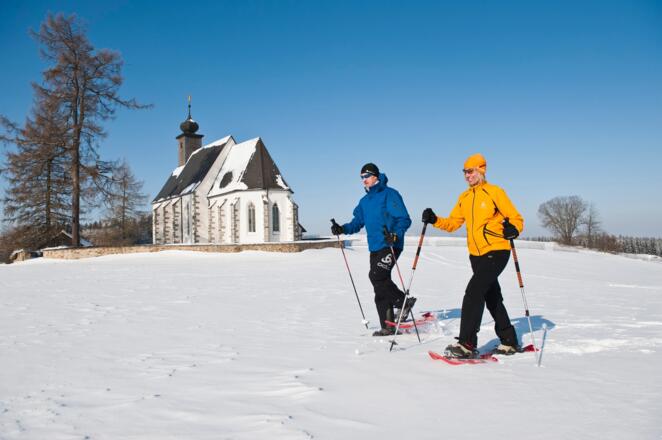 GruenbachWinterSchneeschuhwandernKirche_OÖTourismusErber.jpg