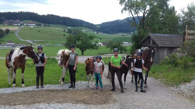 mit der Ponyband am Weg zum Reitplatz