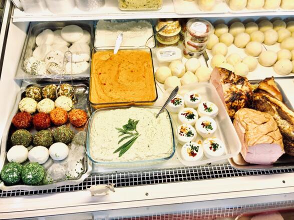 Kühltheke mit Milchprodukten beim Görglgut hinter den Eichen in Hagenberg