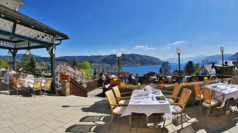 Terrasse mit Blick auf den Attersee