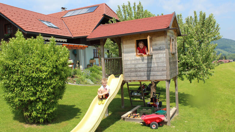 Garten und Spieleecke Ferienwohnung Seiringer, Attersee am Attersee