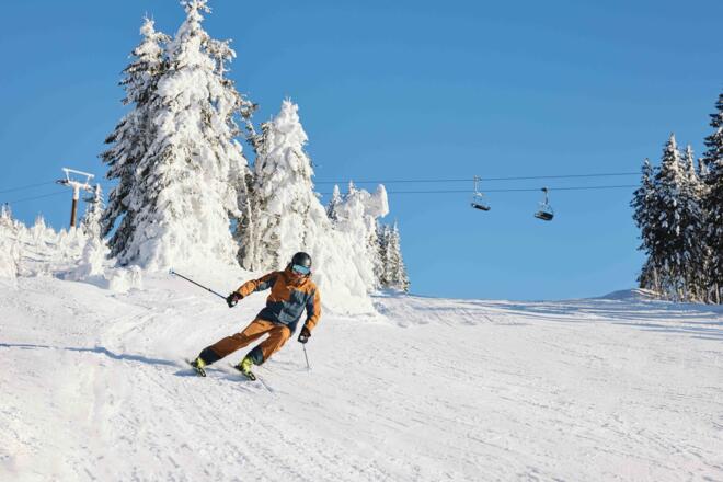 HochfichtWinterSkifahrerAbfahrt_OberoesterreichTourismusGmbHStefanMayerhofer