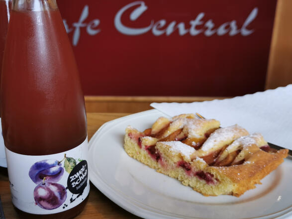 Zwetschkenkuchen im Cafe Central in Unterach am Attersee