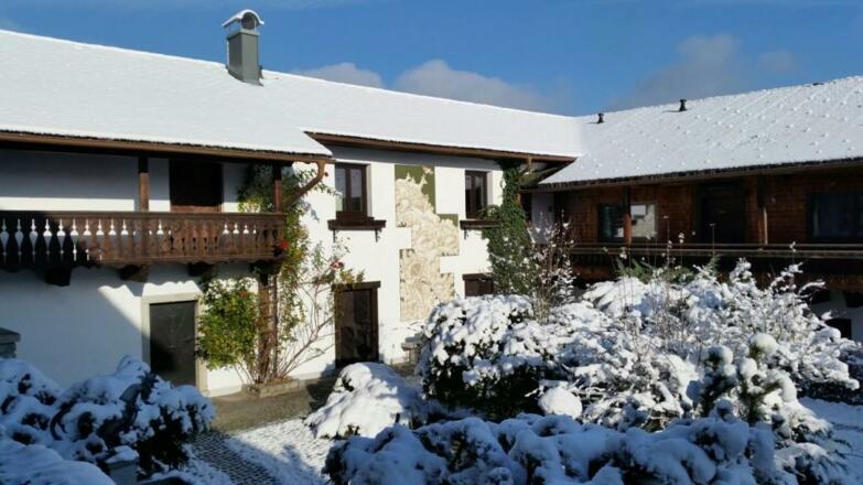 Der verschneite Innenhof im Winter
