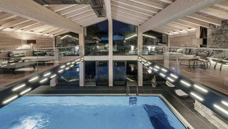 INNs HOLZ Hotel | Indoorpool bei Nacht
