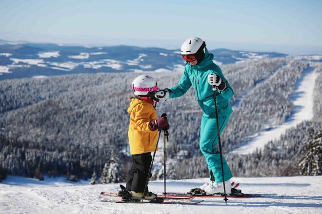 HochfichtWinterSkifahrenKindFrau_OberoesterreichTourismusGmbHStefanMayerhofer