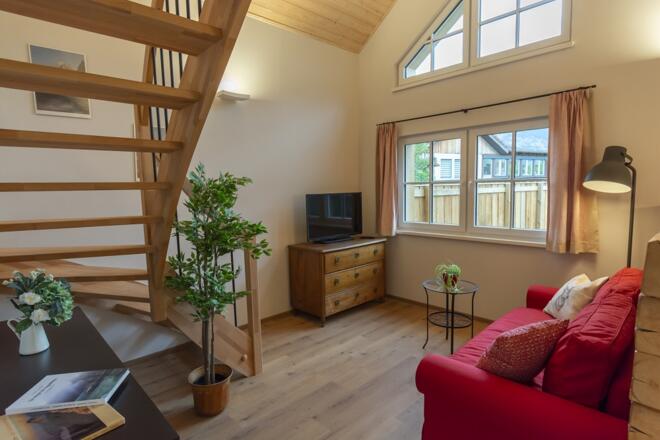 Gemütliche Sitzecke mit Schlafsofa und TV