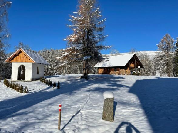 Zufahrt mit Kapelle & Berghütte