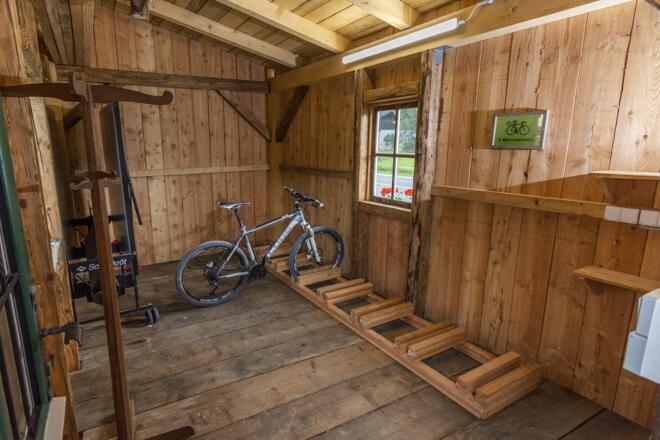 Abschließbarer Schuppen mit E-Bike Ladestation