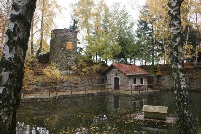 Steinhügel im Sommer
