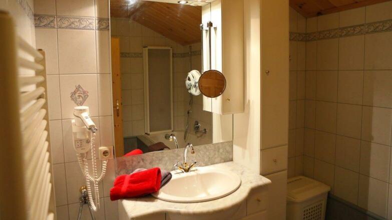 Zimmer mit Seeblick im Sommer