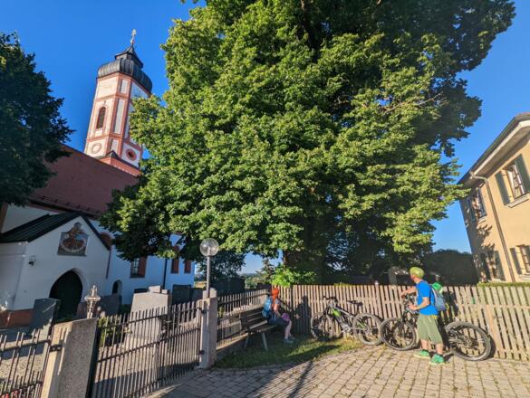 Radler in Puch vor der Wallfahrtkirche