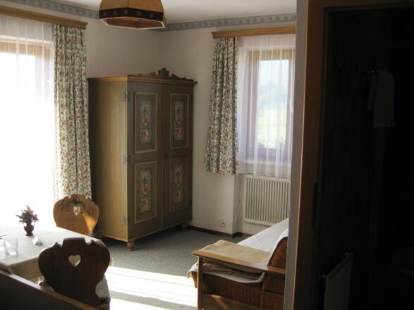 Zimmer mit Couch u. Balkon