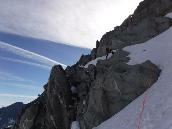 Übergang an den Fels. Optimalerweise nimmt man noch ein Band darüber, um die erste IIIer Stelle zu Umgehen (Abseilschlinge)