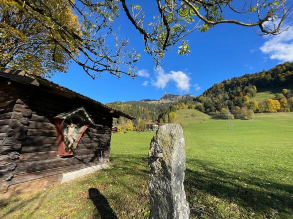 Immer wieder säumen alte Heustadl und verschiedene Skulpturen entlang des Radweges von Kitzbühel nach St. Johann i. T.