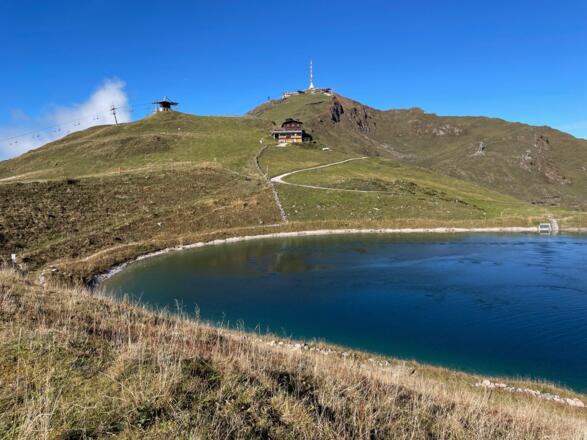 Das Hornköpfl mit der Hornköpflhütte ist erreicht. Dominiert wird dieses Hochplateau von einem Beschneiungssee.