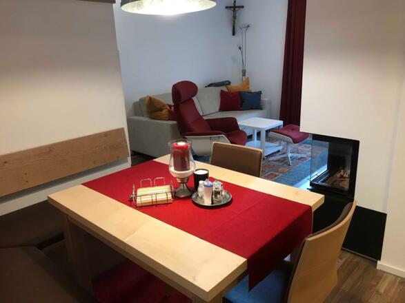 gemütlicher Esstisch mit Eckbank