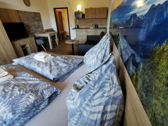 Bett mit schönem Hintergrundbild