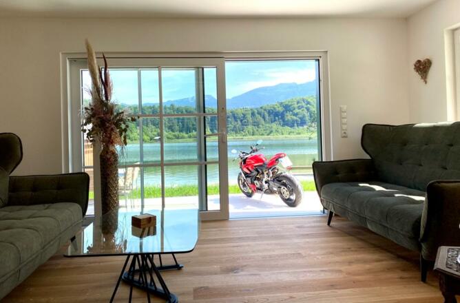 Wohnzimmer mit Ausblick auf den See (Motorad ist selbst mitzubringen :))
