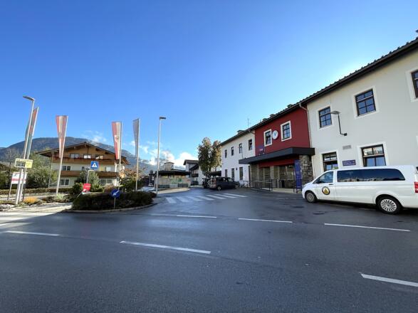 Der Start unserer heutigen Mountainbike-Tour erfolgt vom Bahnhof in St. Johann i. Tirol.