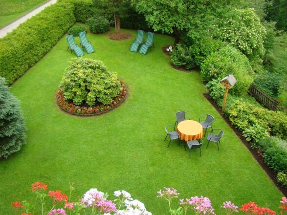 Blick vom Balkon in den Garten