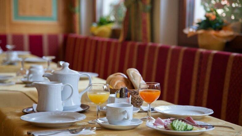 Frühstück am Tisch